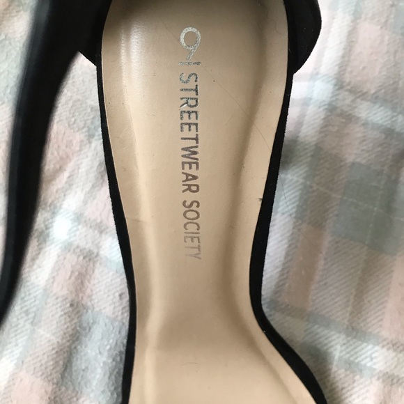 Elegant Single-Strap Heeled Sandals in Black - Picture 5 of 5